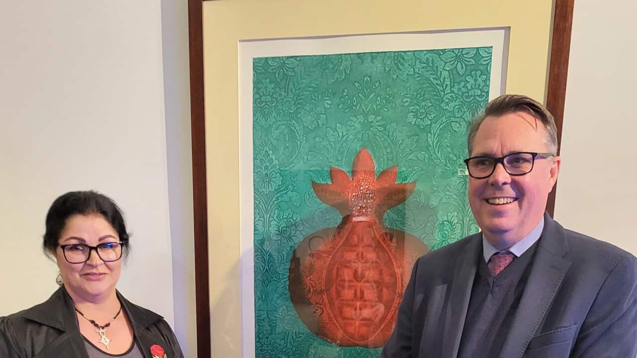 الفنانة المغربية الاسترالية فاطمة كيلين مع نائب رئيس جامعة لاتروب.jpg