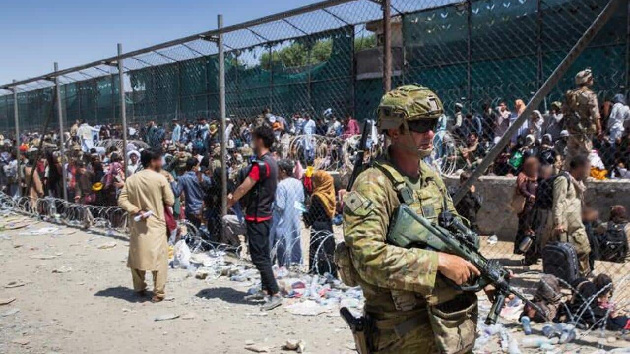 سربازان آسترالیا در حال نگهبانی در میدان هوایی کابل