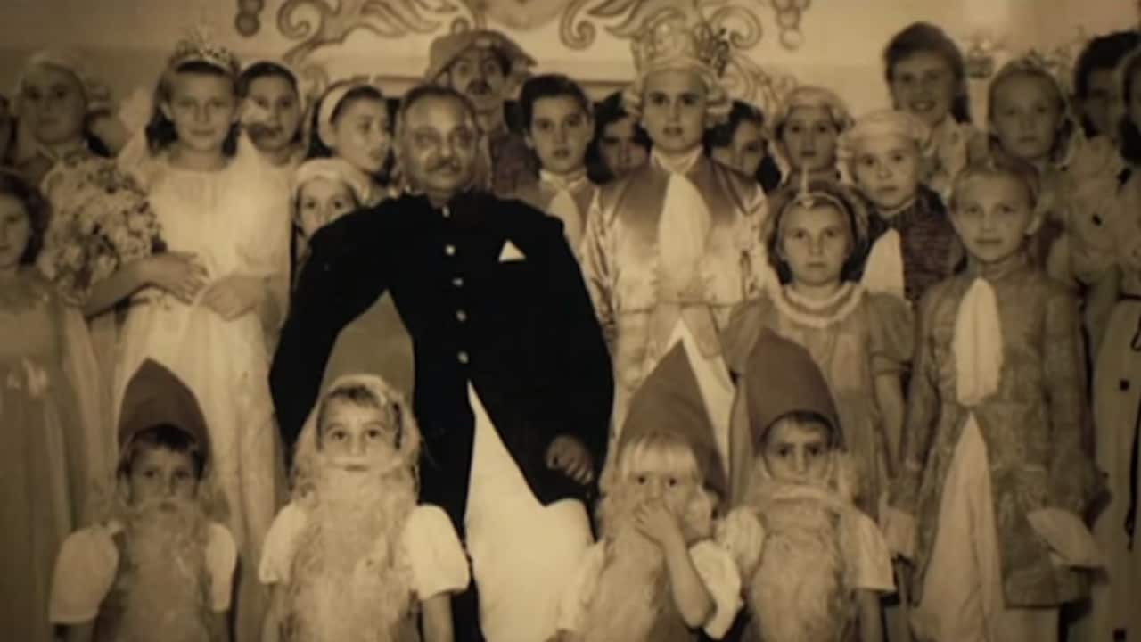 Maharaja Digvijaysinhji Ranjitsinhji Jadeja with Polish kids