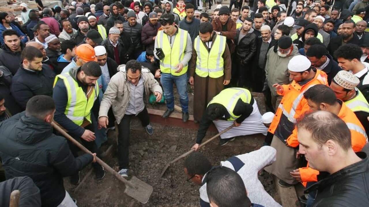 Mourners bury the body of Grand Mufti Sheikh Azeem Al-Afifi.