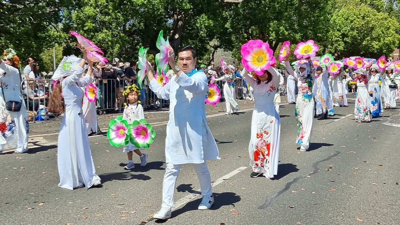 05 - Phái đoàn VN diễn hành.jpg