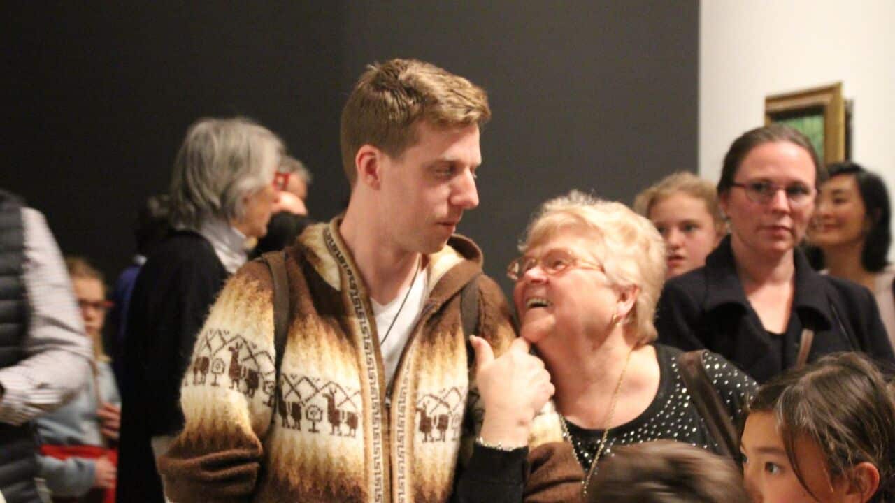 Vapaaehtoinen James Henderson ja asiakas Aila EskelVapaaehtoinen James Henderson ja asiakas Aila Eskelinen NGV Van Gogh näyttelyssä