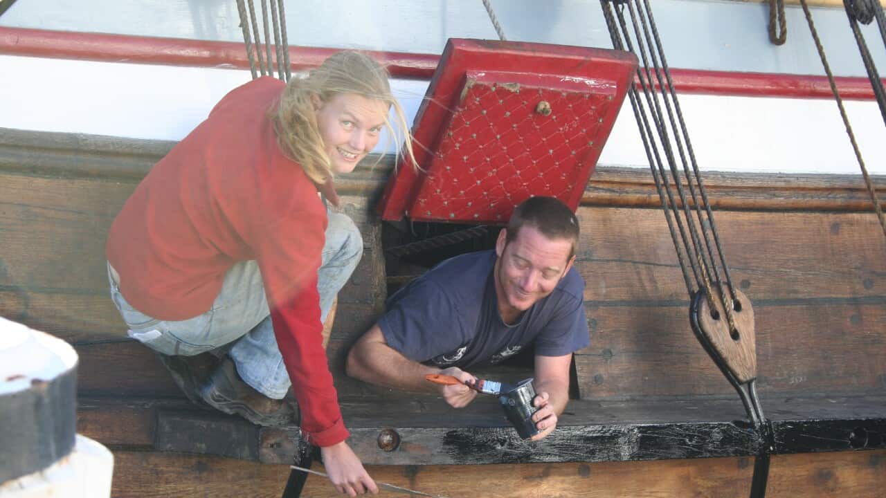 Mirjam en haar partner Andrew aan het werk op de Duyfken