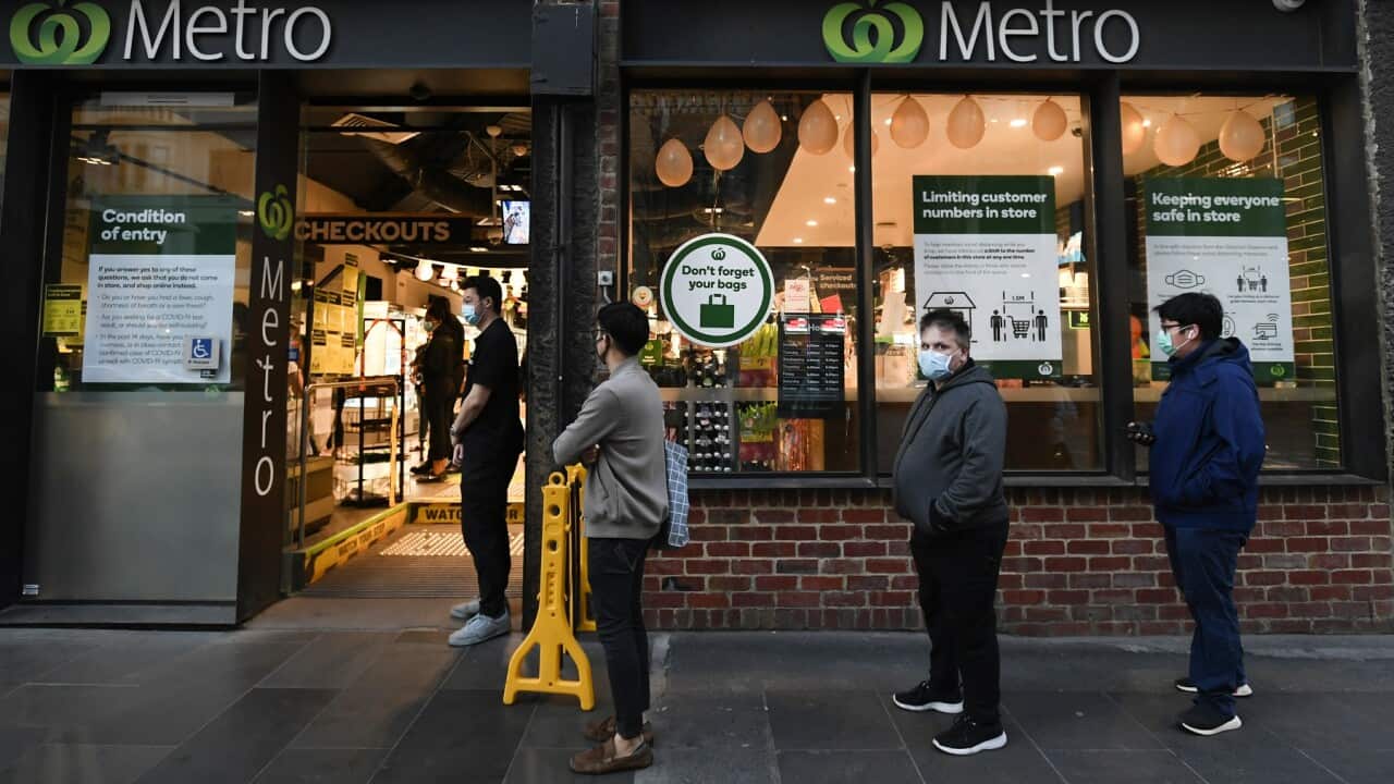 Wateja wapiga foleni nje ya duka, kabla yamarufuku yakutoka nje kuanza