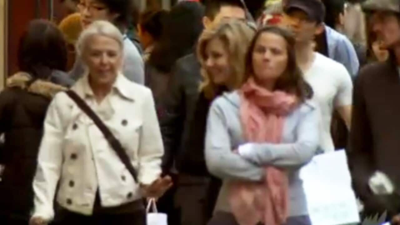 crowd _immigration_1210797525