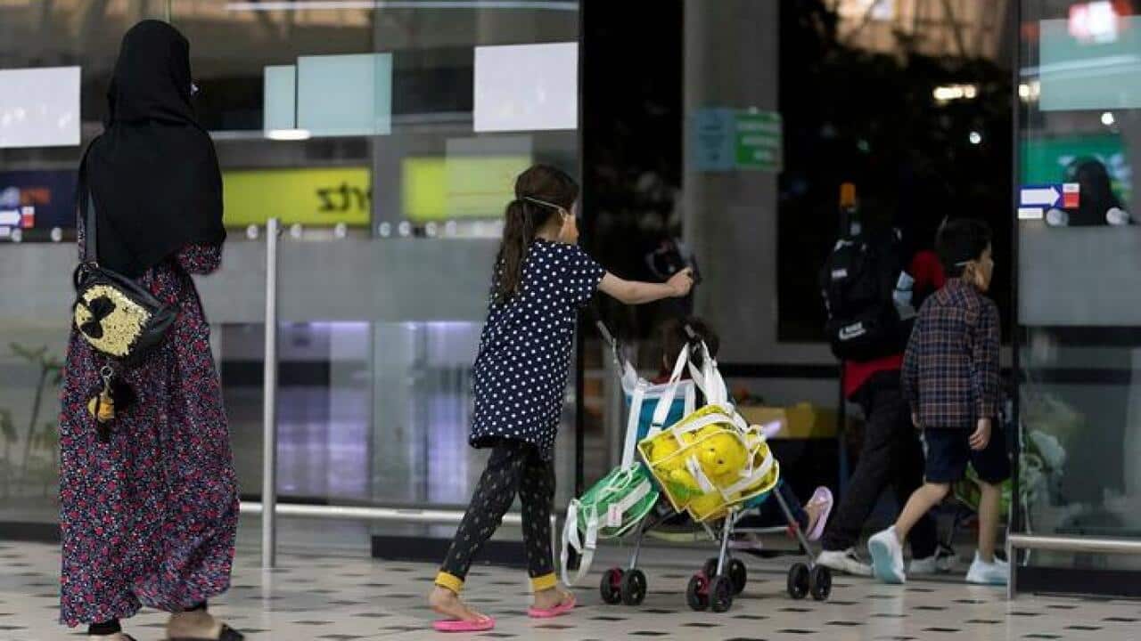 شماری از پناهندگان افغان در حال ورود به ترمینل یکی از میدانهای هوایی آسترالیا