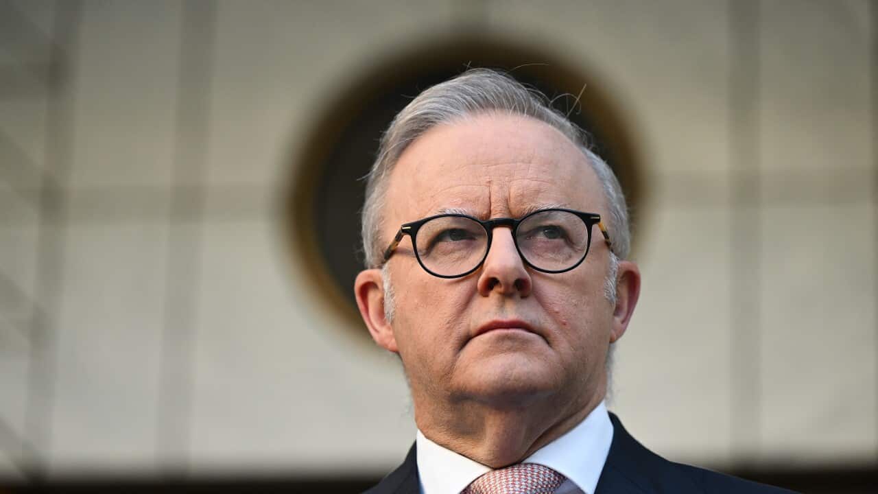 Il primo ministro australiano Anthony Albanese parla ai media durante una conferenza stampa alla Parliament House di Canberra.