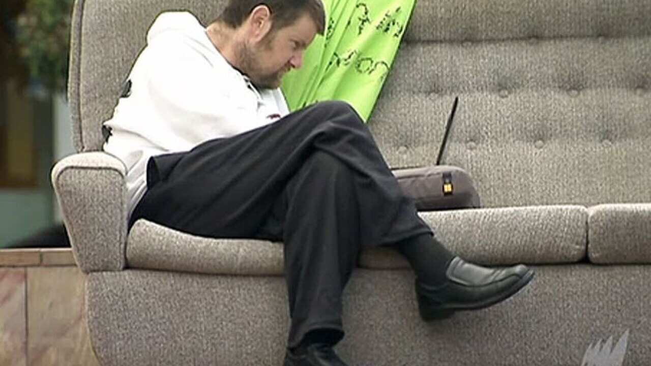 couch_surfing_L_sbs_1649078410