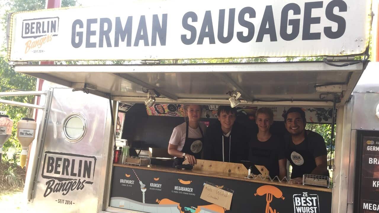 Zwei Schüler mit ihrem Partnerunternehmen