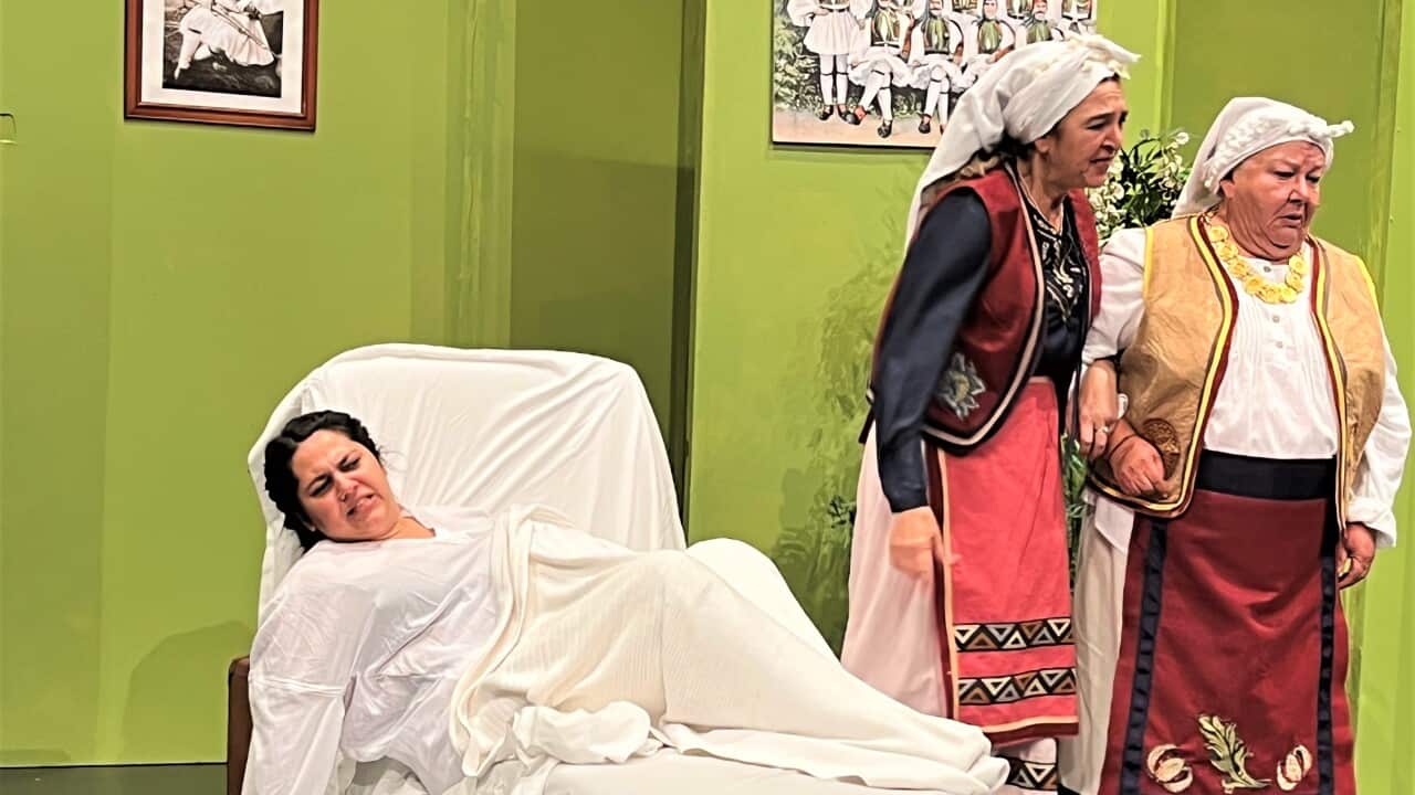 Στιγμιότυπο από τη θεατρική παράσταση «Ο Κίτσος και το σόι του», από το Θίασο ΕΕΑΜΑ