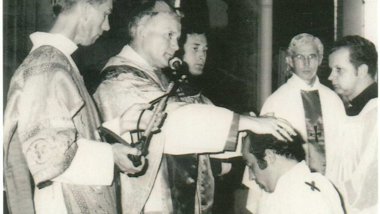 25.02.1973 - najważniejszy moment święceń kapłańskich (002).jpg