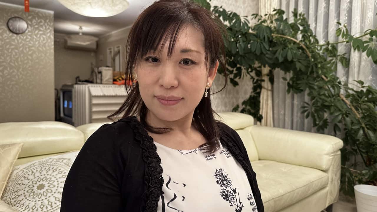 A woman in a living room.