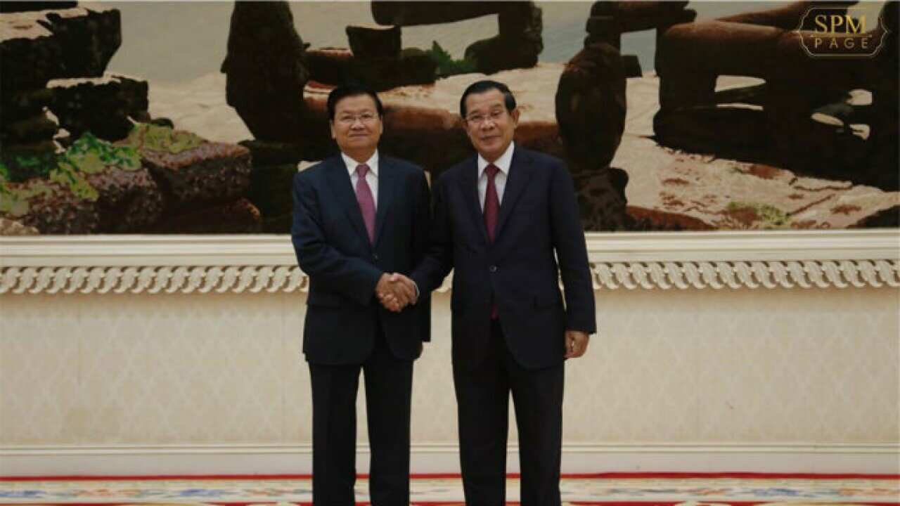 Laos PM Thongloun Sisoulith (L) and Cambodia PM Hun Sen (R)