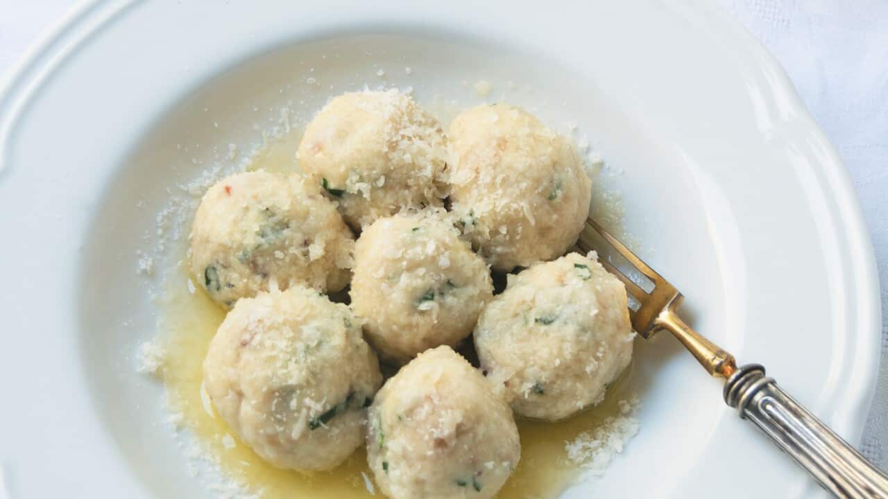 Bread gnocchi with butter (gnocchetti de pan con burro fuso)