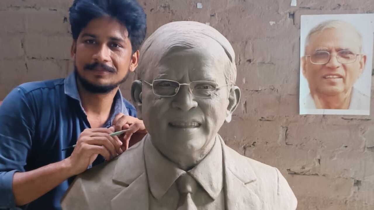 Sculptor Briju
