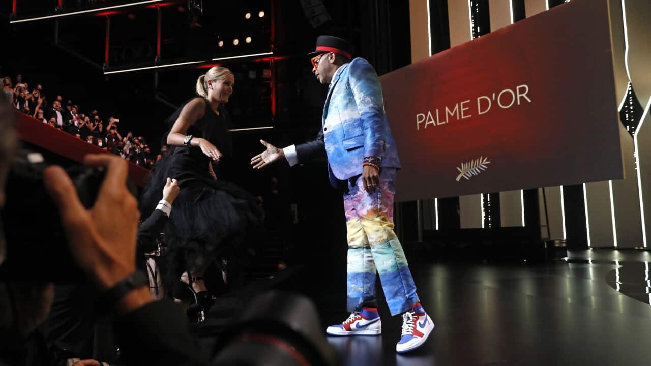 Spike Lee, presidente della giuria di Cannes, accoglie sul palco la regista Julia Ducournau, vincitrice della palma d'oro per il film Titane