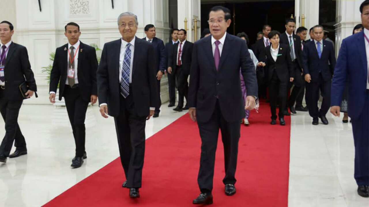 Malaysian PM Mahathir Mohamed (L) and Cambodia PM Hun Sen (R)