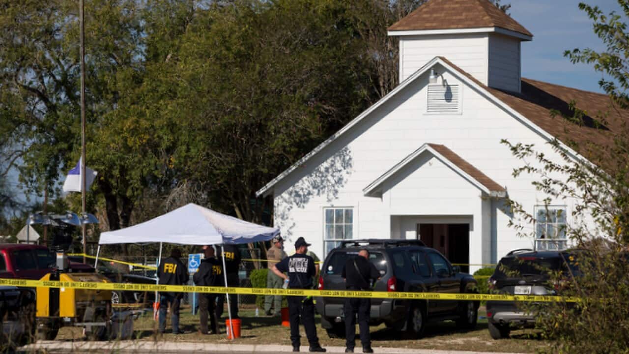 Maafisa wa usalama wafanya uchunguzi nje ya kanisa la First Baptist, Sutherland Springs, Texas, Marekani