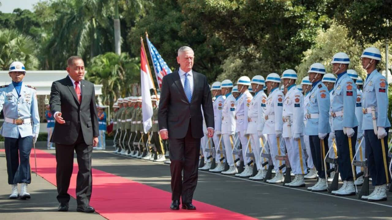 Bộ trưởng Quốc phòng Mỹ Tướng James Mattis duyệt binh danh dự cùng người tương nhiệm của Indonesia Ryamizard Ryacudu trong chuyến thăm Jakarta.