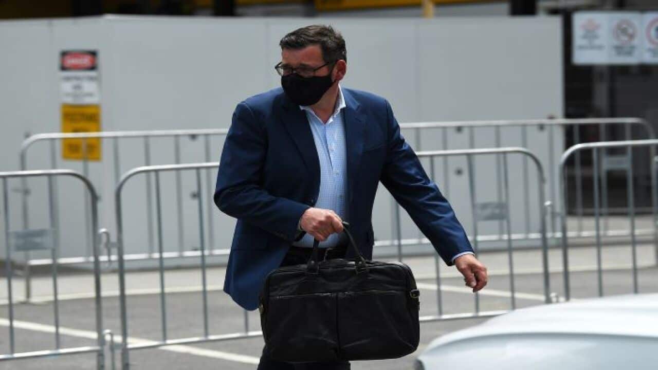 ፕሪምየር ቪክቶርያ ዳኒኤል ኣንድሪውስ ኣብ መልበርን ካብ ፓርላመንት ወጺኡ እናኸደ