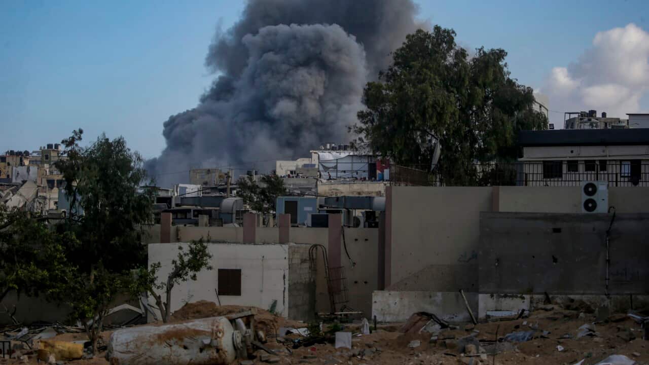 Fumo che si alza da un edificio del campo rifugiati di Al Shatea a Gaza City dopo i nuovi attacchi aerei di Israele.
