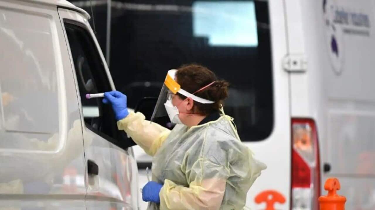 پرستاری در حال انجام آزمایش کرونا