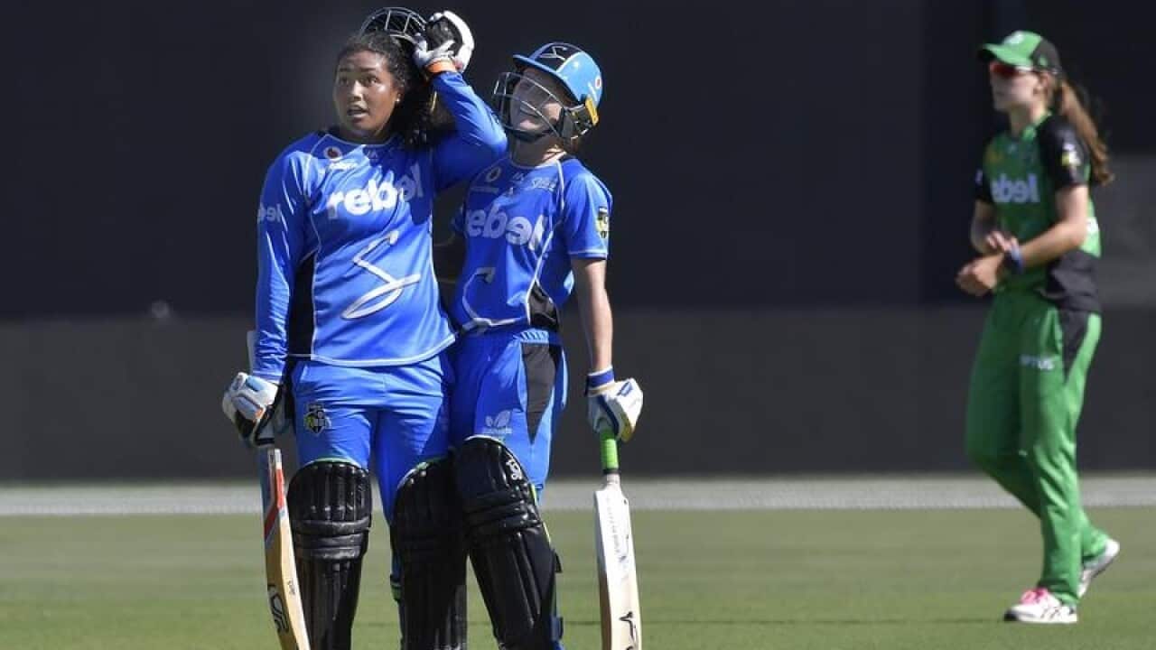 Tabatha Saville (left) during the Women's Big Bash League.