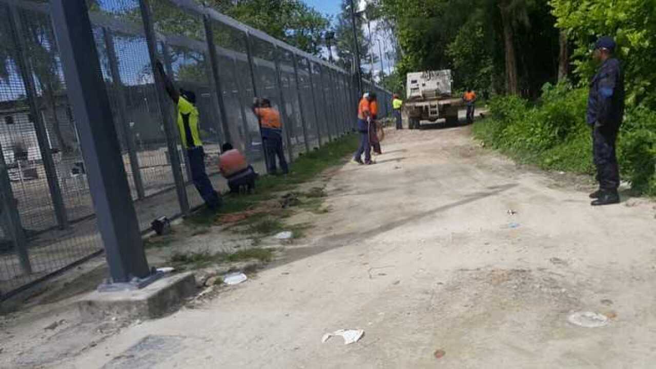 PNG authorities removing fences at the back of the Manus Island detention centre