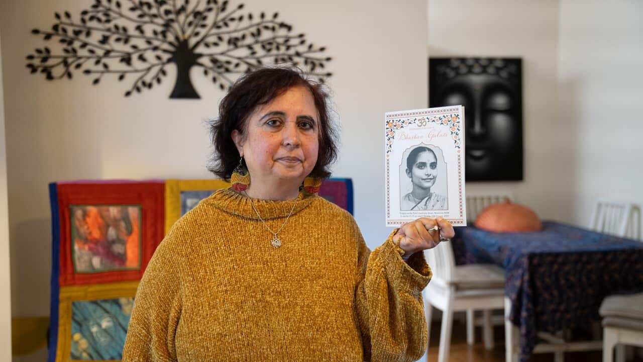 Vibha Gulati with a photo of her late mother, Bhusan (SBS Spencer Austad).jpg