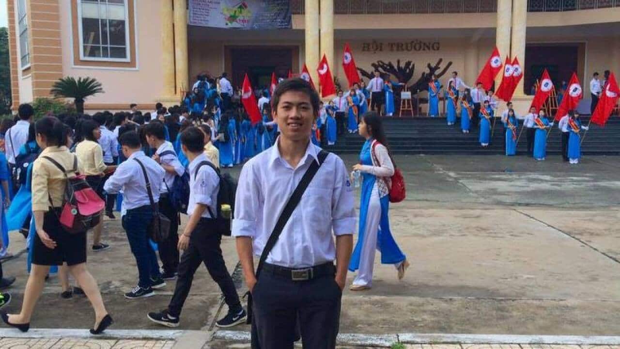 Sinh viên Lê Minh Sơn tại sân trường Đại Học Ngân Hàng TP HCM nơi cậu dang theo học năm thứ hai