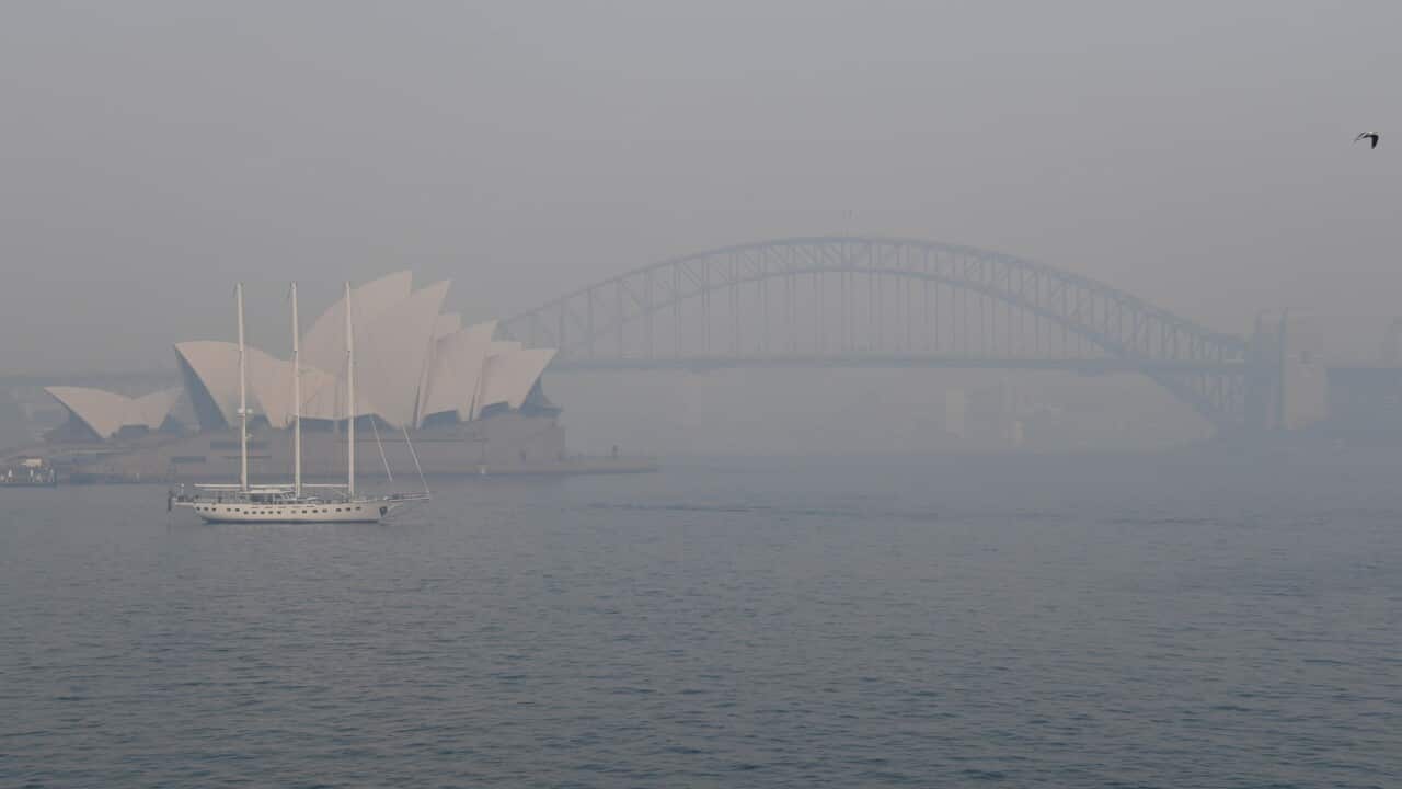 Thick smoke obscures the Sydney Opera House and Sydney Harbour bridge (AAP)-1