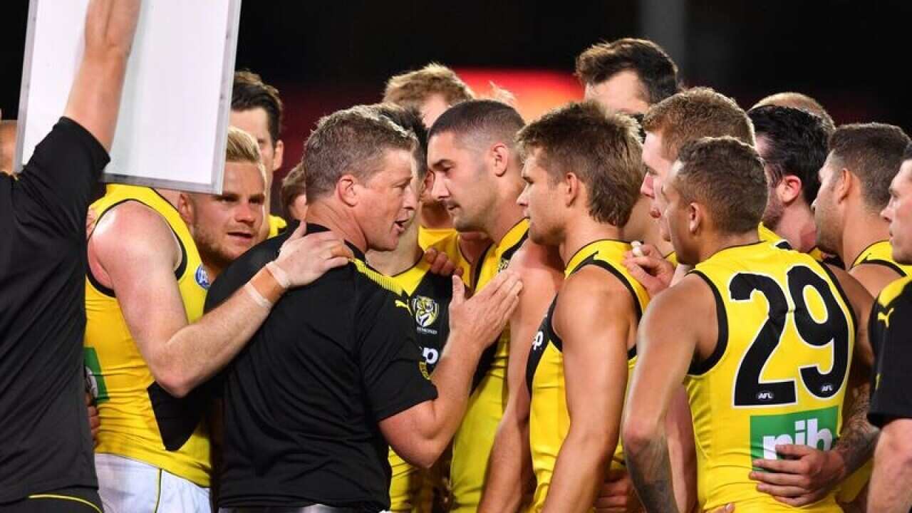 Richmond Tigers coach Damien Hardwick speaks to this player