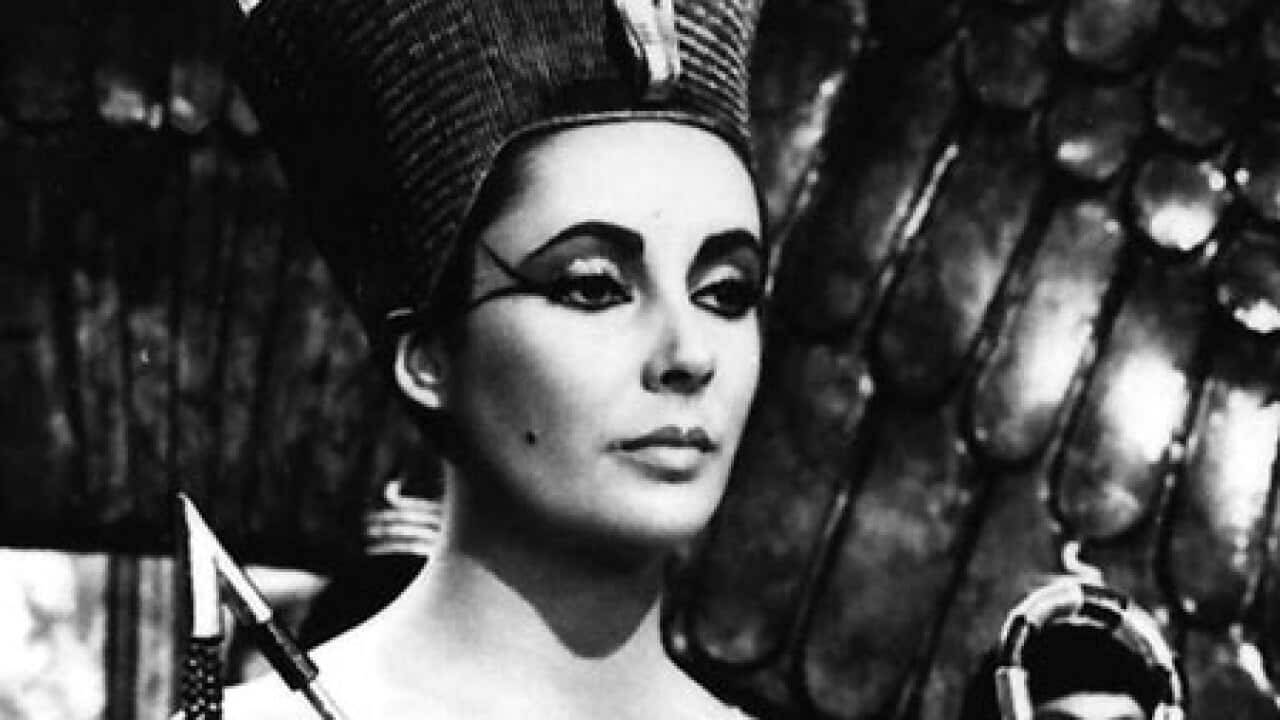 liztaylor_cleopatra_100108_ap_aap_B_824415208