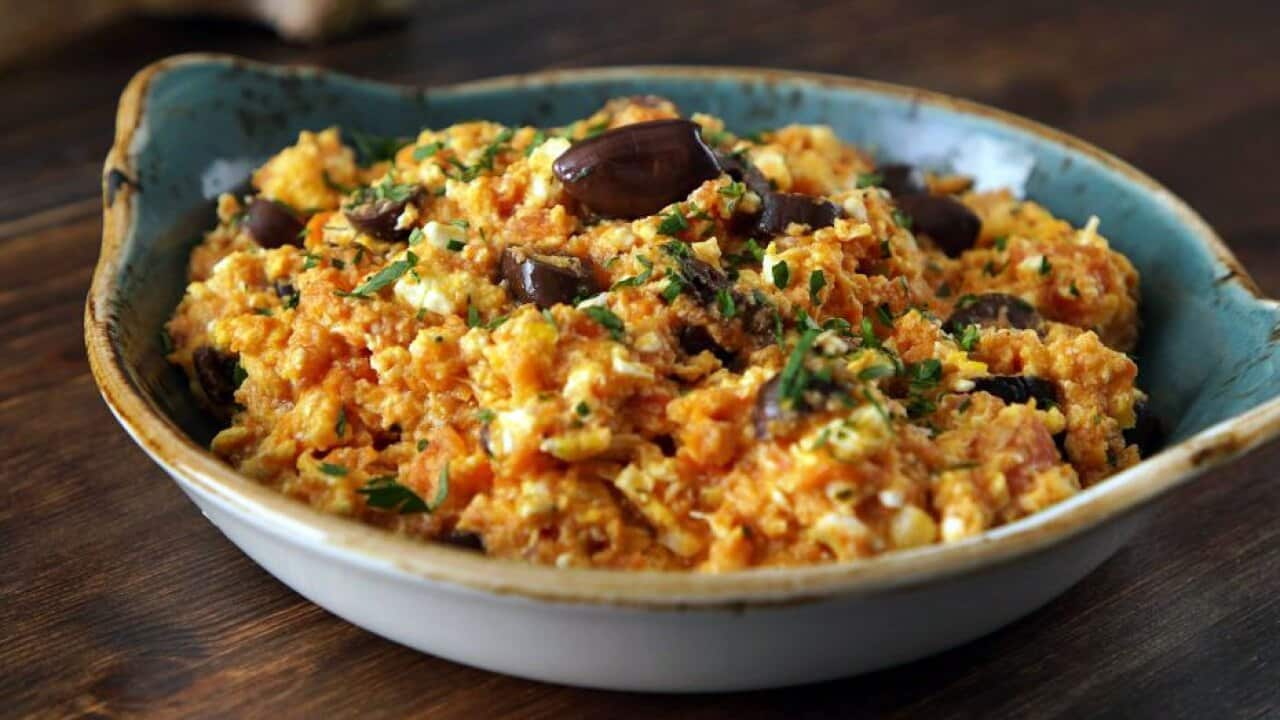Scrambled eggs with tomatoes and olives (Kayianas)