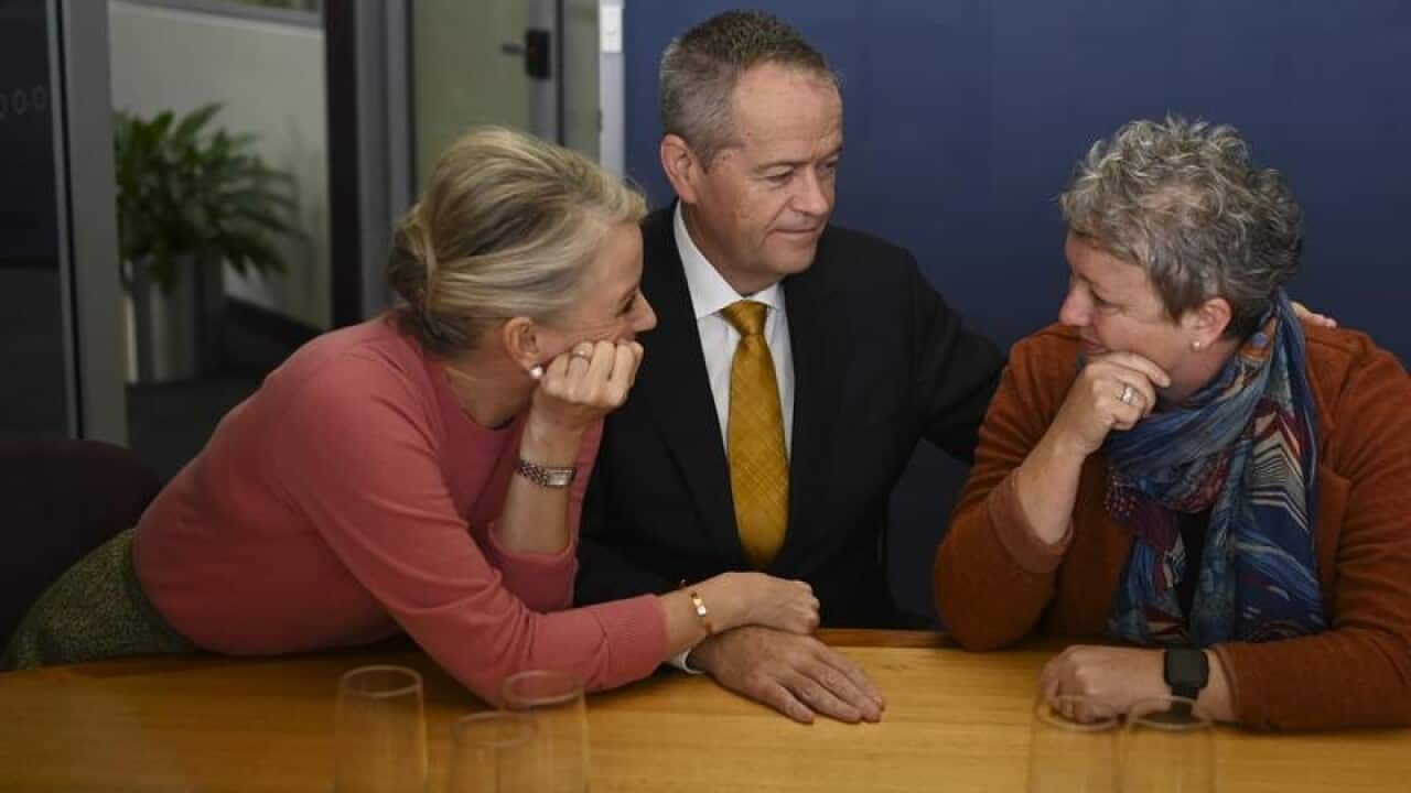 Bill Shorten and his wife Chloe speak to cancer patient Jill Barnard