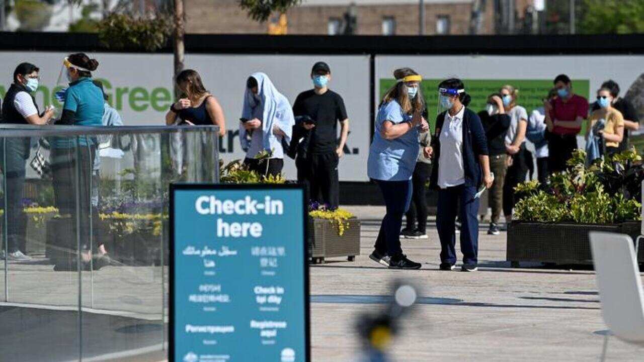 صف مردم در یک کلینیک واکسیناسیون کووید-۱۹ در سیدنی.