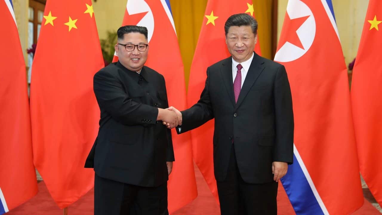 Chinese President Xi Jinping shakes hands with North Korean leader Kim Jong Un in Beijing on 19/6/18.