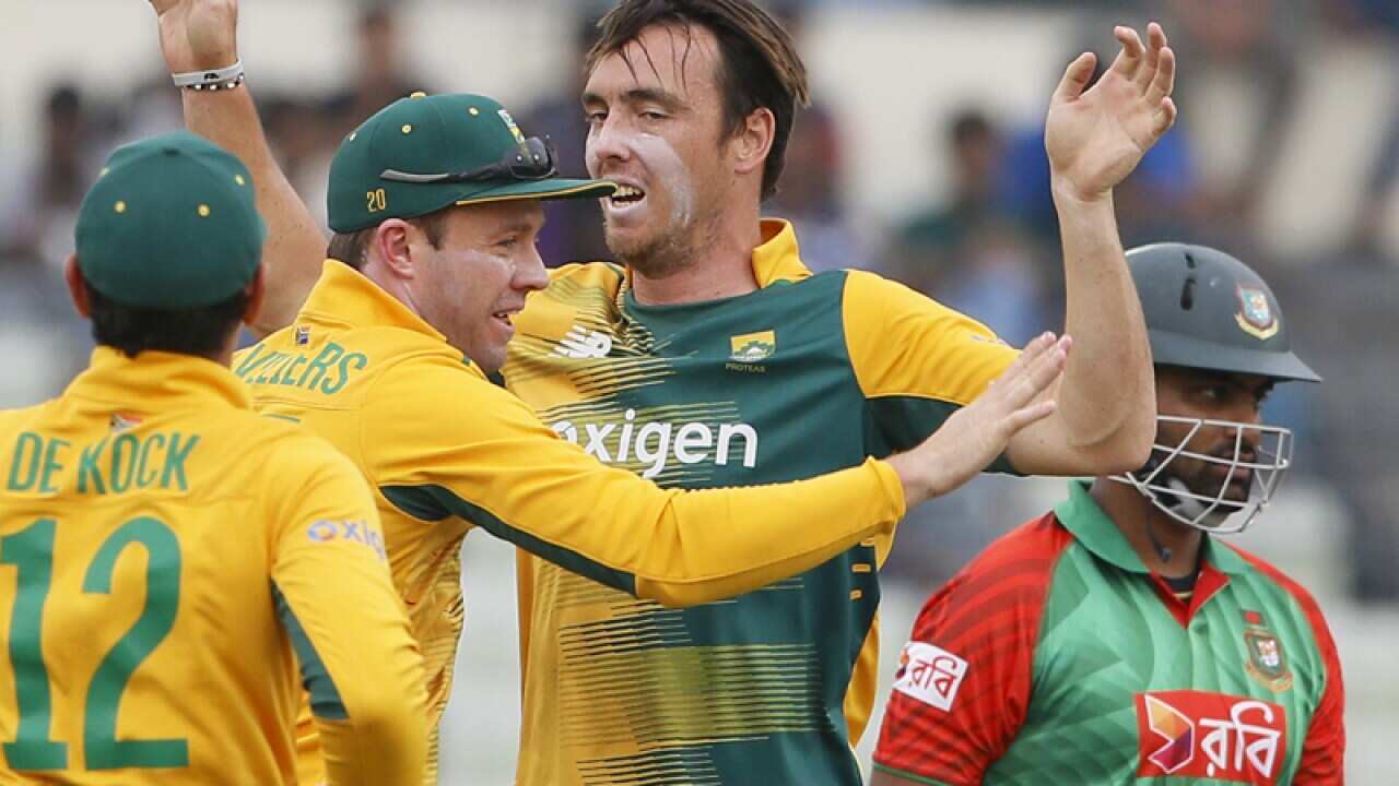 South Africa’s Kyle Abbott, second right, celebrates.