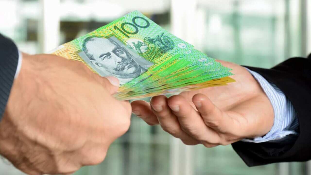 Giao nhận tiền khi nào bị xem là phạm tội?