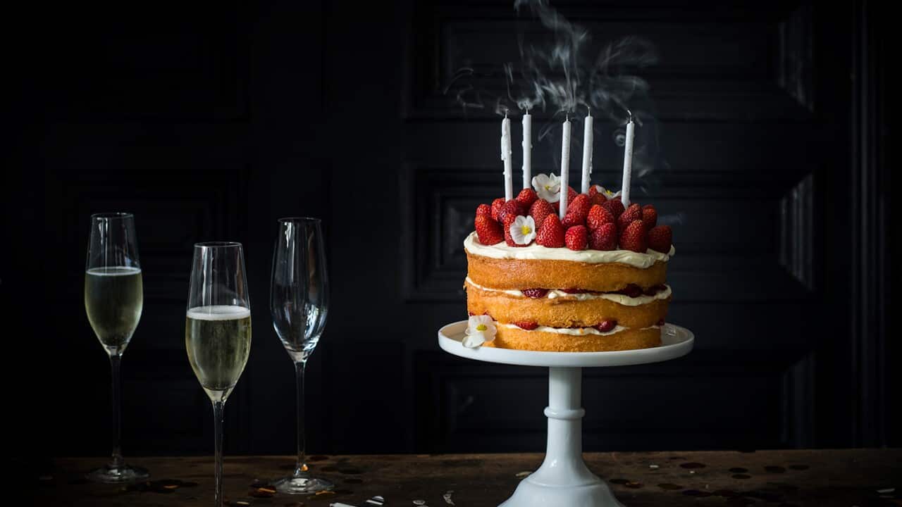 Elderflower gin sponge with mascarpone cream and strawberries