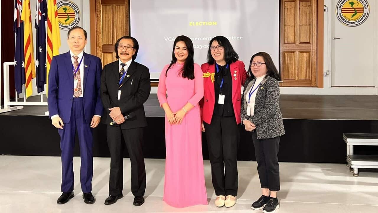 11 – Tân BCH liên bang (từ trái) Bs Nguyễn Anh Dũng, ông Lê Công, cô Nguyễn Tuyết Linh, cô Nguyễn Thụy Vi, cô Lê thị Thu Trang.jpg