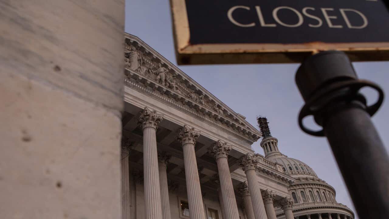 The US Capitol building with a “Closed” sign in the foreground.