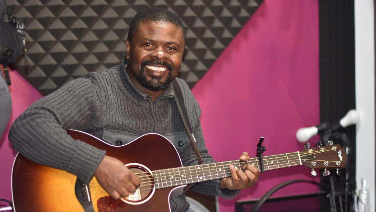 Kosto Zahinda n'umwe mu baririmvyi b'umurwi SOWERS, aha akaba yari muri studio.