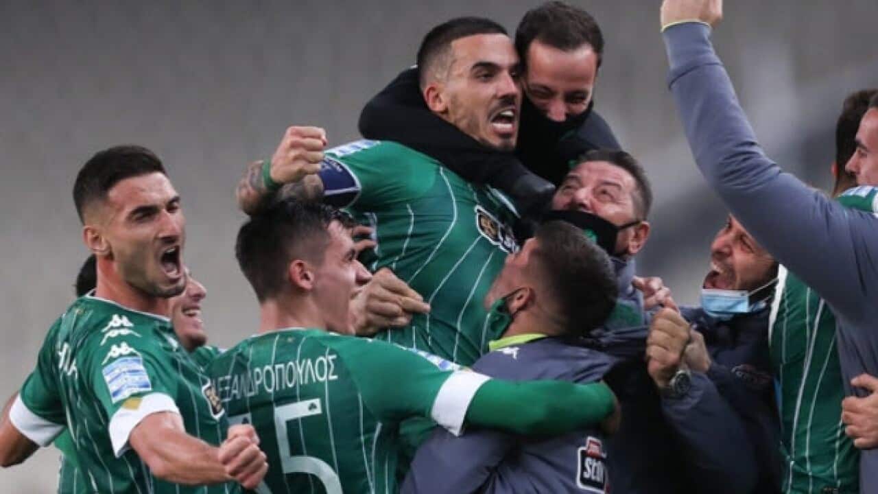 Οι "τριφυλλοφόροι" πανηγυρίζουν το δεύτερο τέρμα τους που σημείωσε ο Κουρμπέλης.