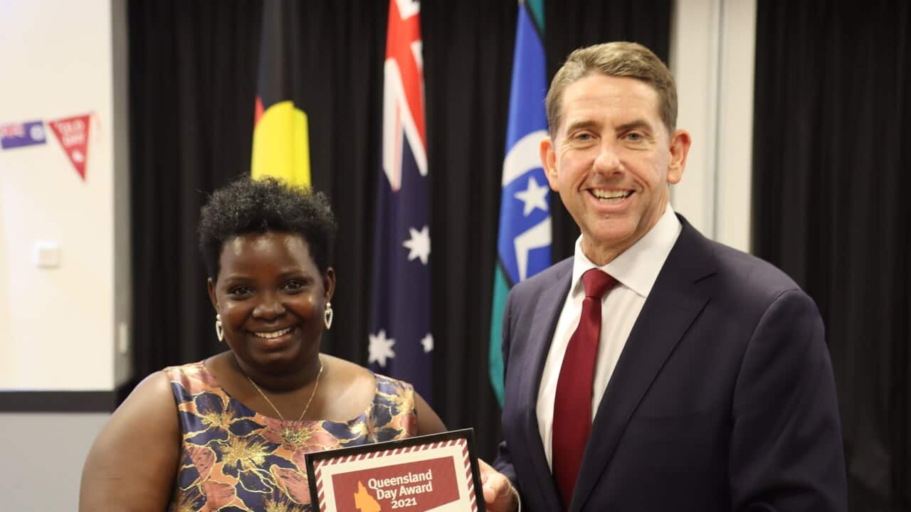 Umushingamateka Cameron Dick MP ashikiriza Therese Miburo agashimwe kazwi nka Queensland Day Award 2021 mu ntara ya Queensland.