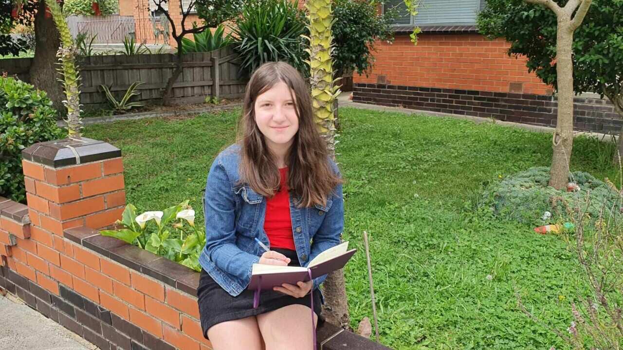 Магдалена Николова - обичам да пиша истории и мечтая да стана писател.