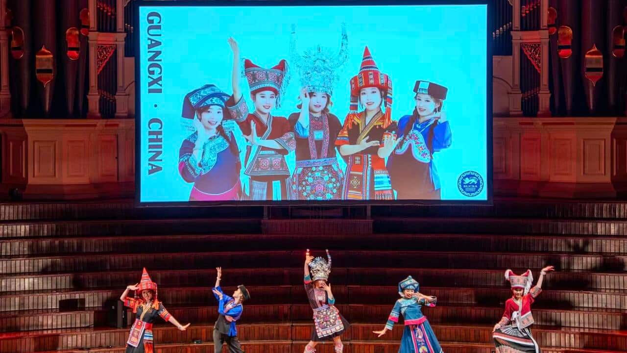 舞台上,五位身穿广西少数民族服饰的年轻舞者,用弥渡山歌舞姿诠释山野间的纯净旋律。