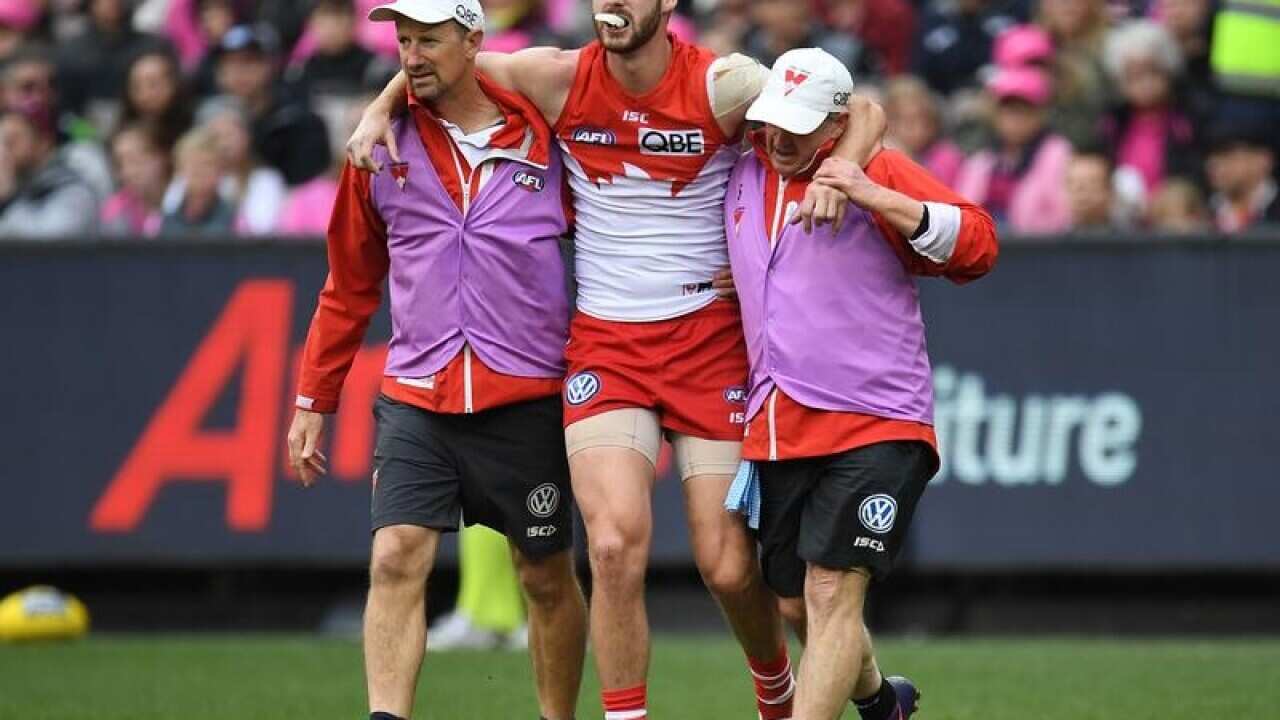 Sydney Swans backman Alex Johnson (C)
