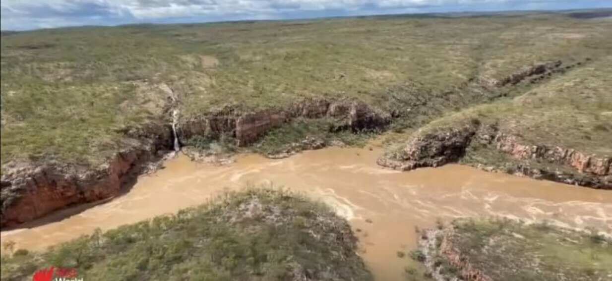 Hundreds shelter as flash flooding hits the NT and Queensland
