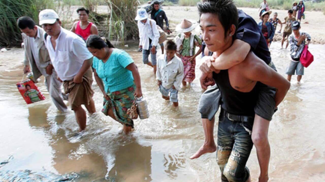burma_refugees_flee_101109_B_ap_311732182